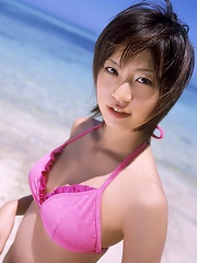 Alluring gravure idol babe taunts in her skimpy pink bikini